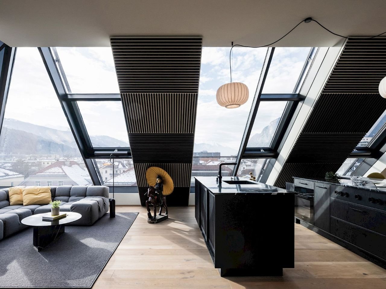 Attico moderno con materiali riciclati